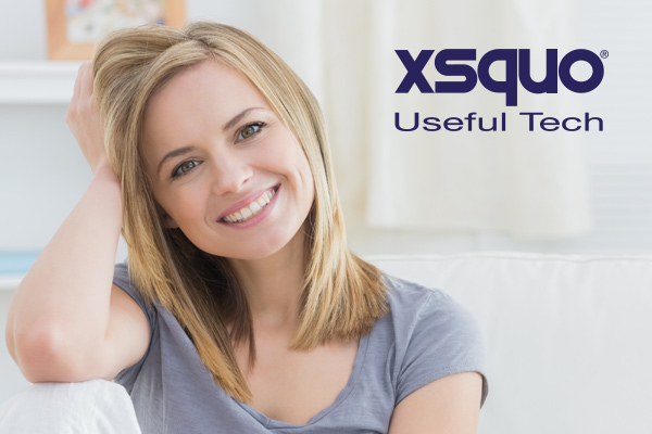 Mujer posa en salón junto a logotipo de XSQUO